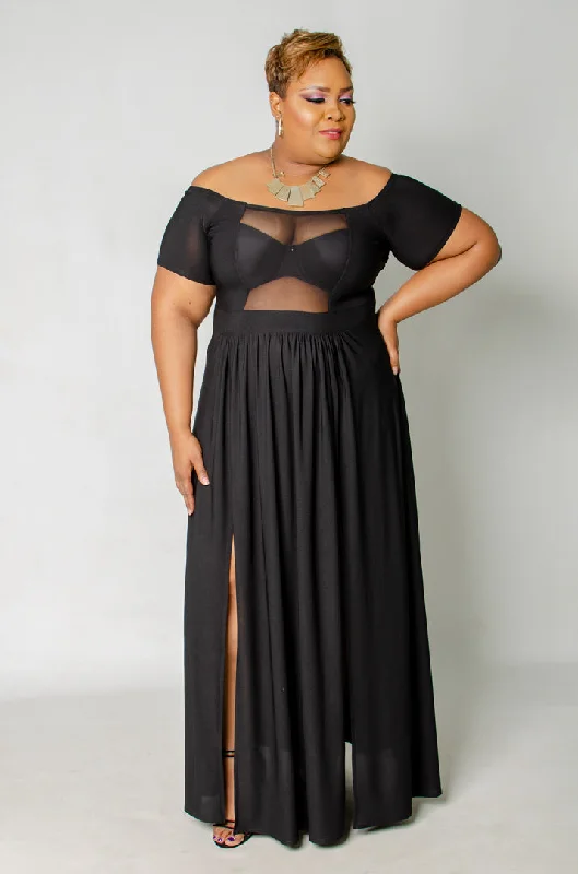 Plus size velvet holiday dress for a luxurious feelComess Maxi Dress - Black