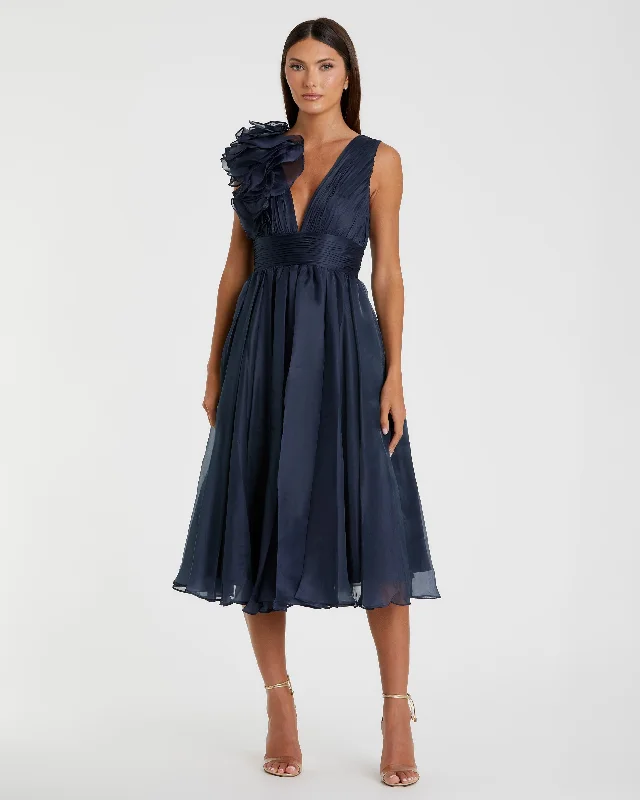 Halter Neck Women Dress to Show Off the Shoulders and NecklineSleeveless Chiffon A-Line Tea Length Cocktail Dress