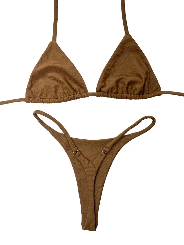 String bikini for a minimalistic and sexy beach styleDIPPED SEAMLESS THONG BOTTOM- TAN